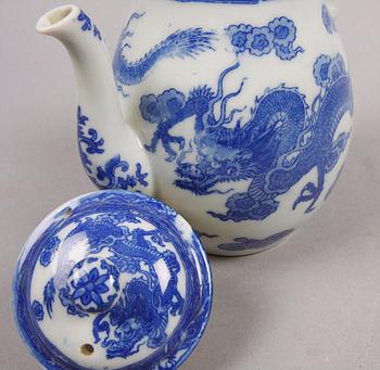 KAFFEKANNA SAMT SKÅL MED LOCK, porslin, Kina. 1800/1900-tal.