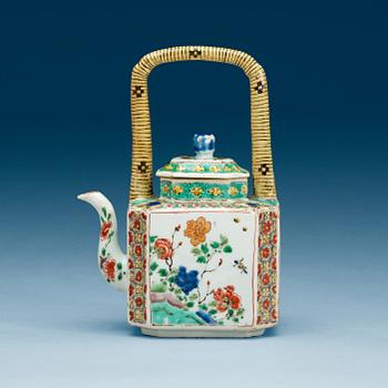 A famille verte tea pot with cover, Qing dynasty, Kangxi (1662-1722).
