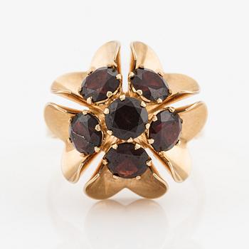 Ring in 18K gold with garnets.