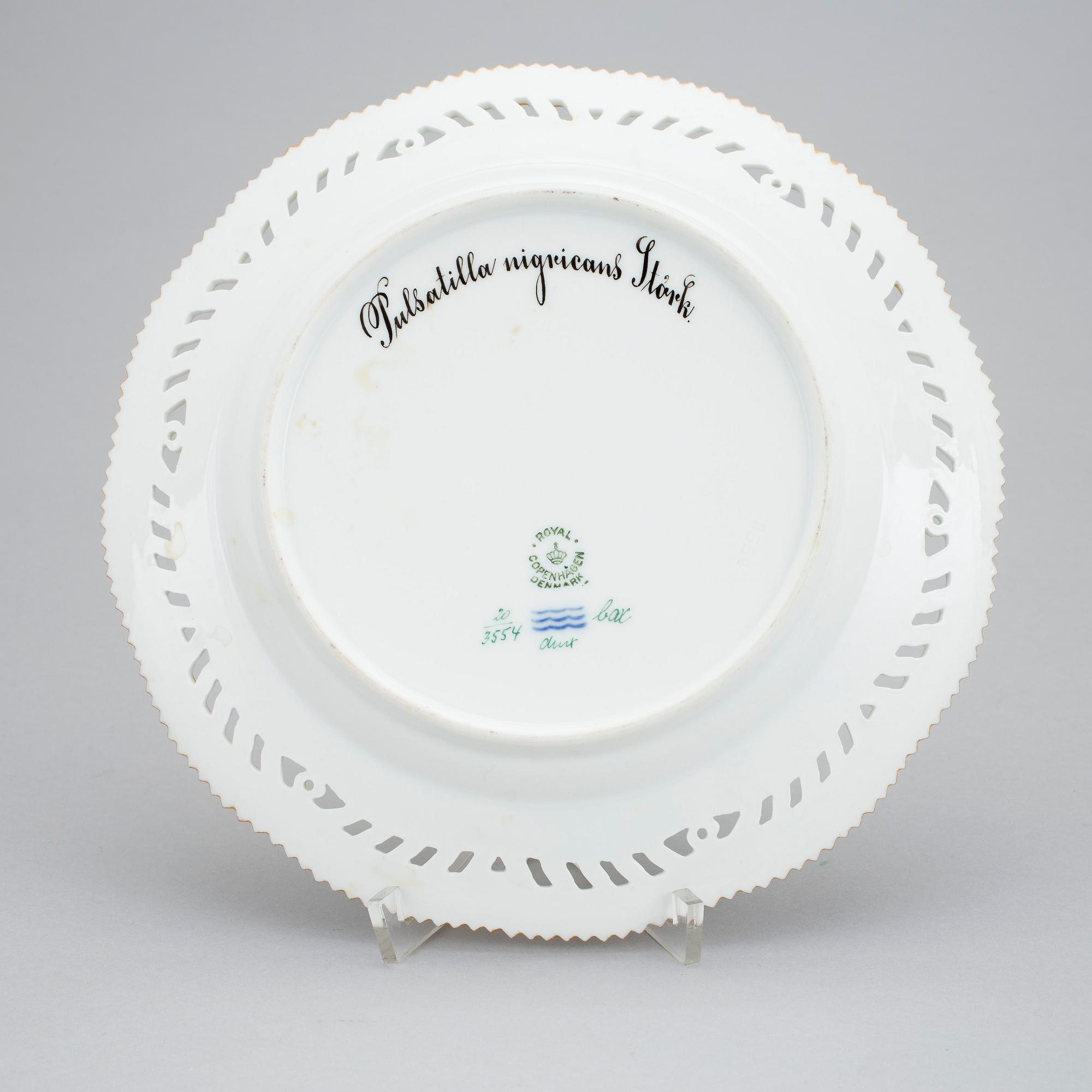 A set of 8 Royal Copenhagen 'Flora Danica' dessert dishes, Denmark, 20th Century.