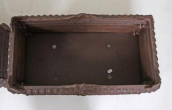 TRÄDGÅRDSURNOR, ett par, gjutjärn, 1900-tal.