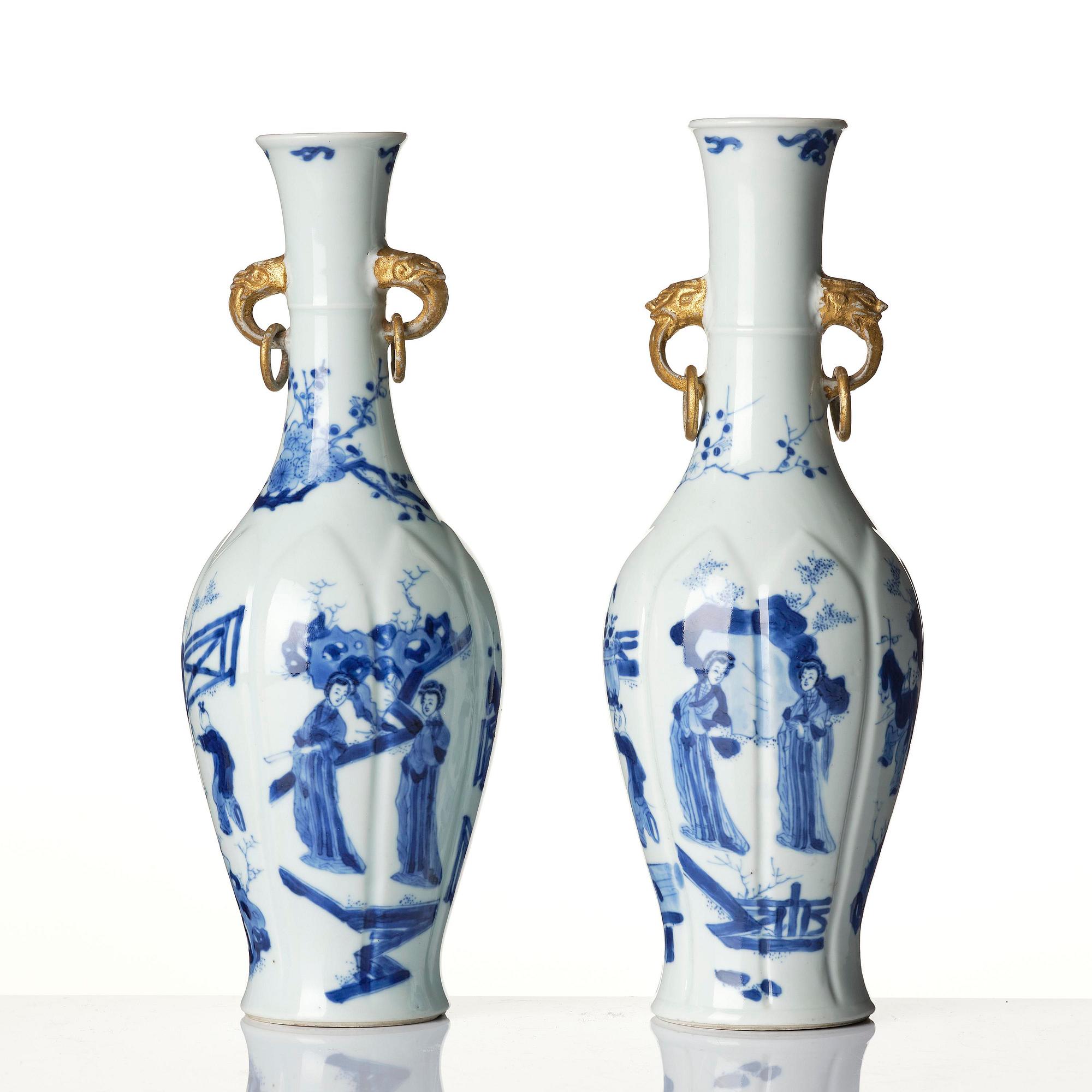 A pair of blue and white vases, Qing dynasty, Kangxi (1662-1722).
