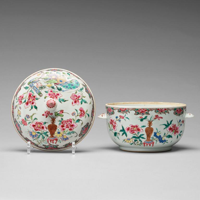 An imari tureen with cover, Qing dynasty, first half of the 18th century.