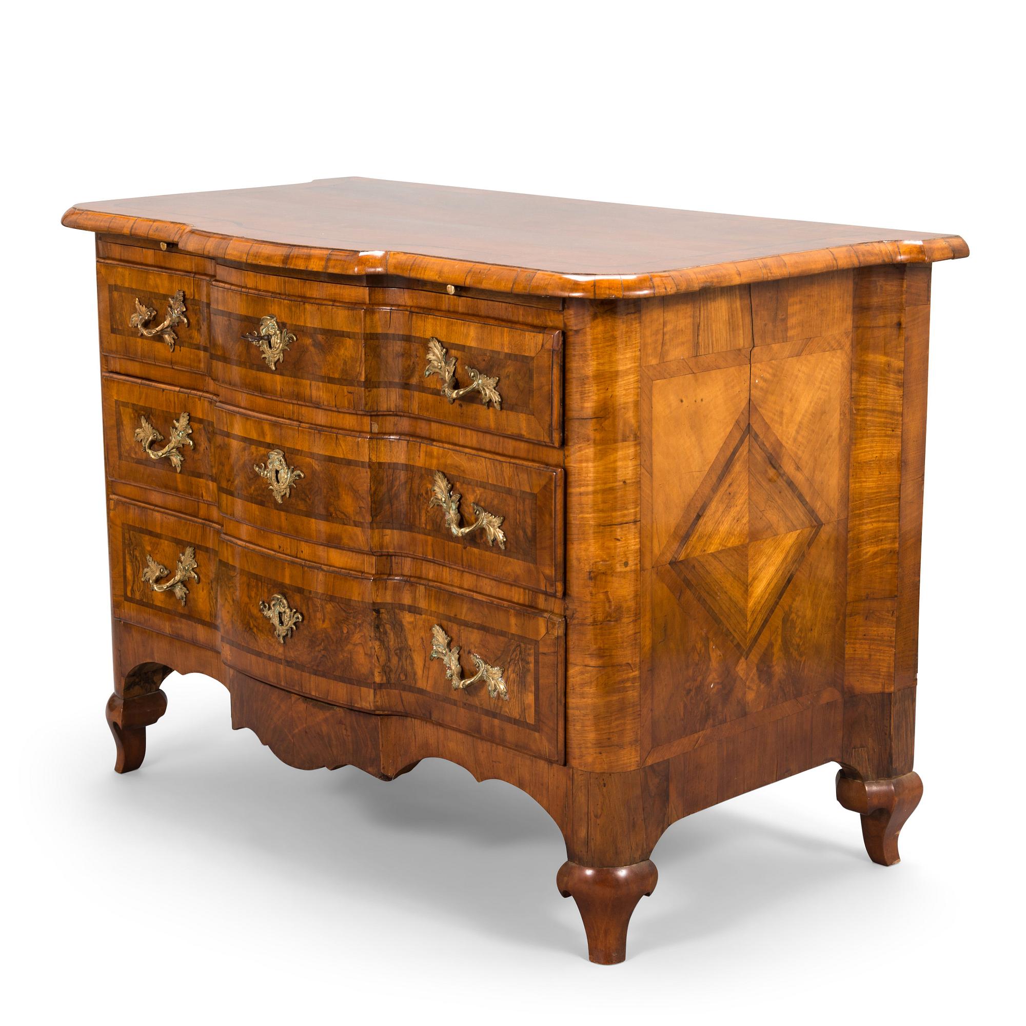 A first half of the 18th Century late Baroque chest of drawers.