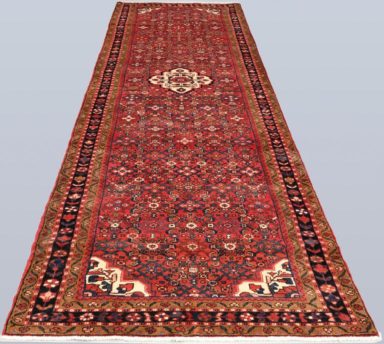 A Hamadan runner, approx. 425 x 108 cm.