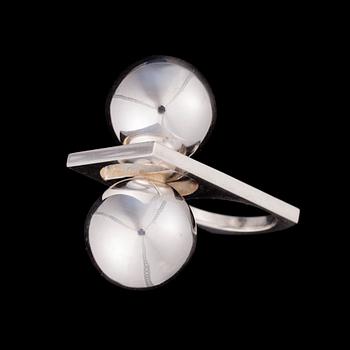 RING, sterling silver, Pekka Piekäinen Auran Kultaseppä Åbo 1974. Vikt 25 g.
