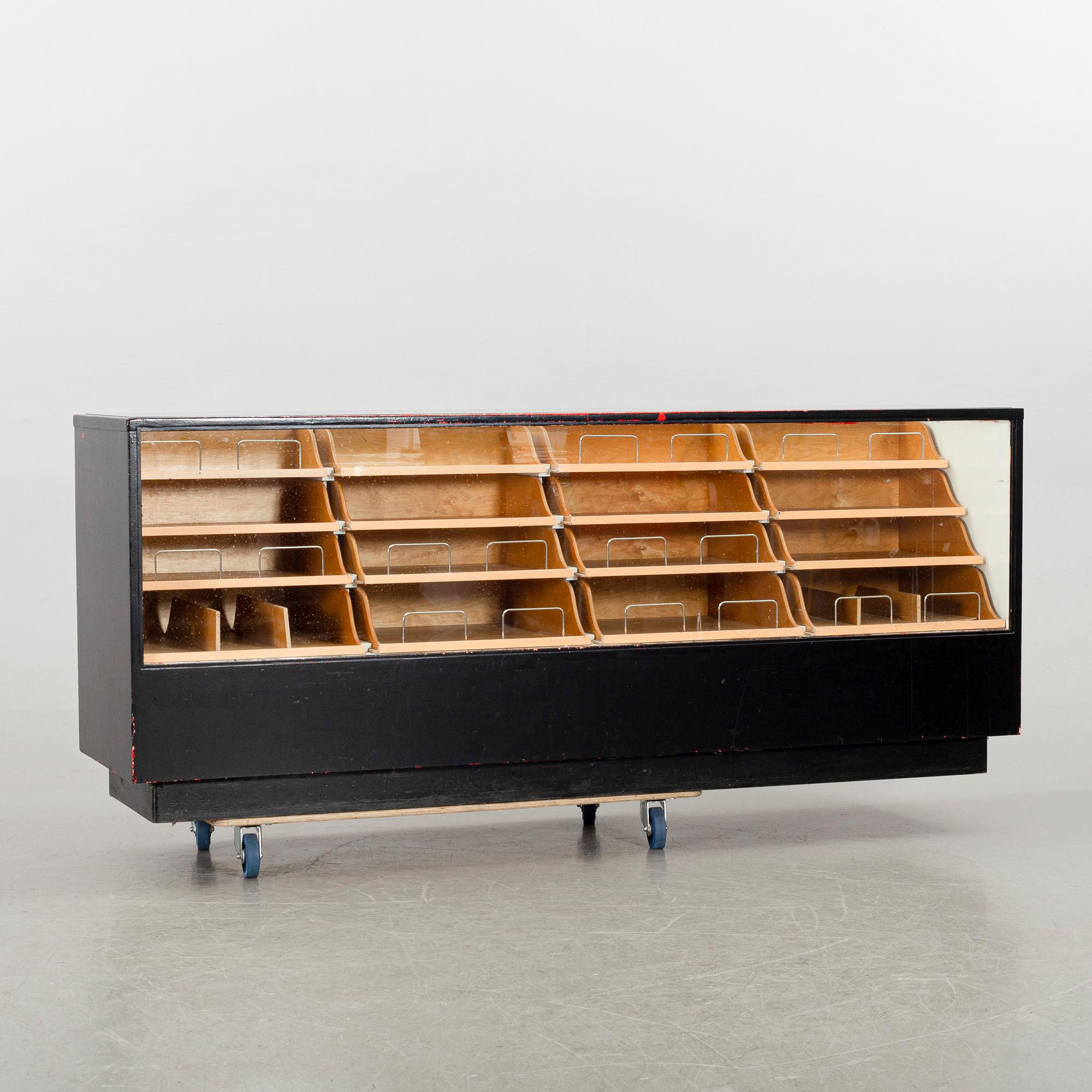 A first half of the 20th century chest of drawers.