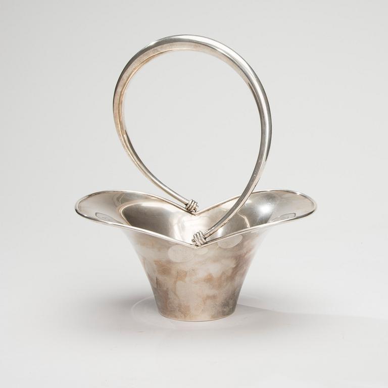 KORG, silver, spanska stämplar, 1900-talets mitt. Vikt 481 g.