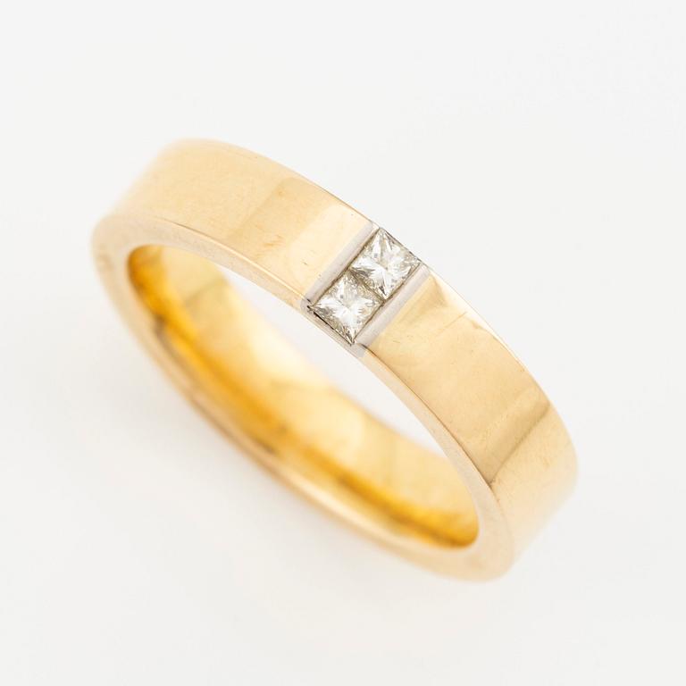 Ring in 18K gold with princess cut diamonds.