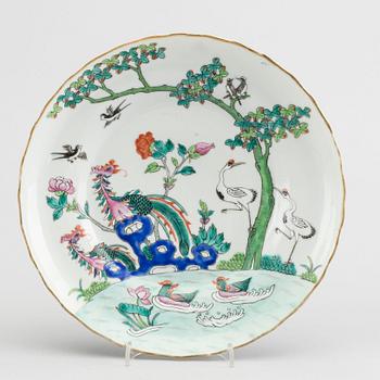 FOUR CHINESE PORCELAIN DISHES, 18TH AND 19TH CENTURY.