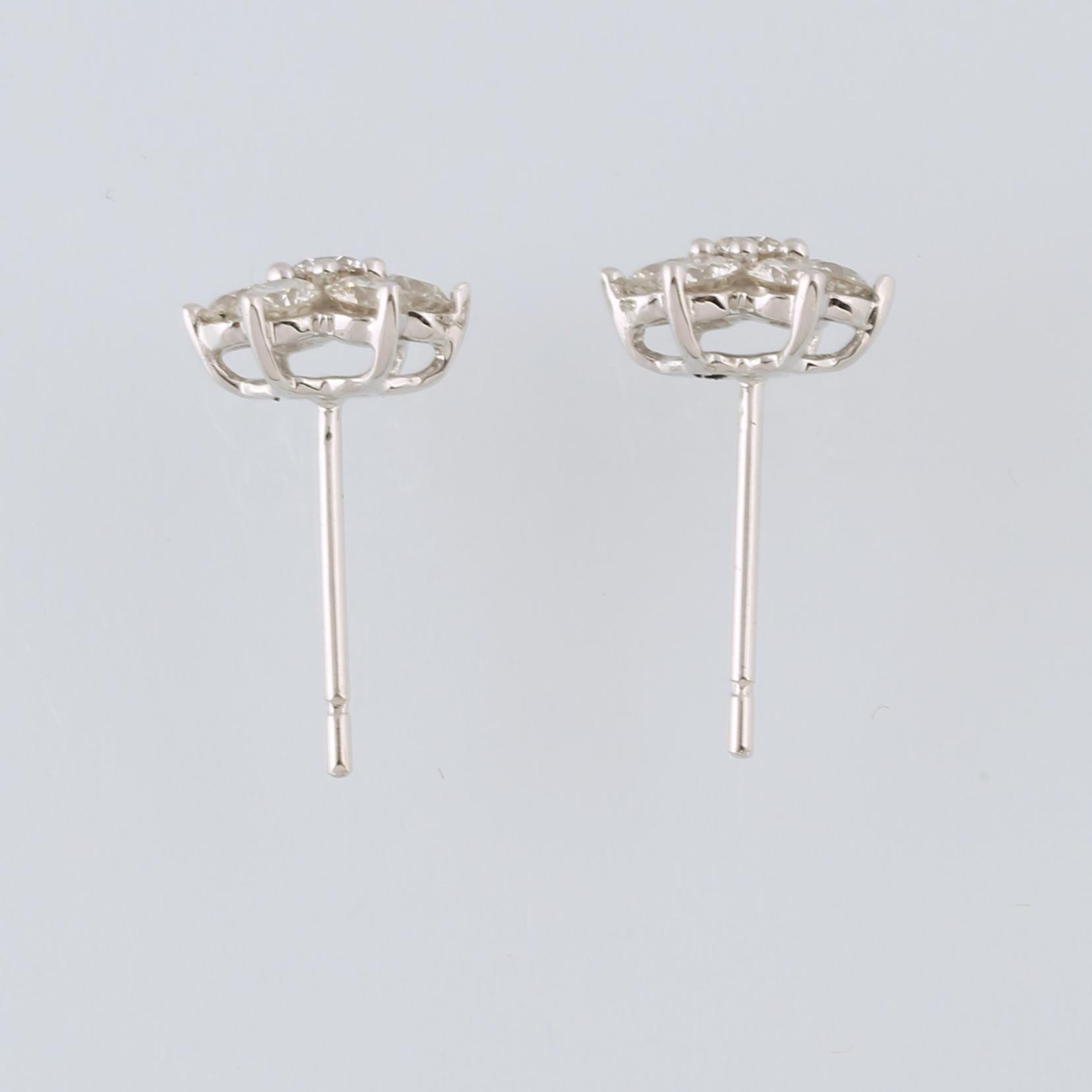 ÖRHÄNGEN, 18K vitguld med 14 briljantslipade diamanter 1.06 ct. Vikt 2,5 gram.