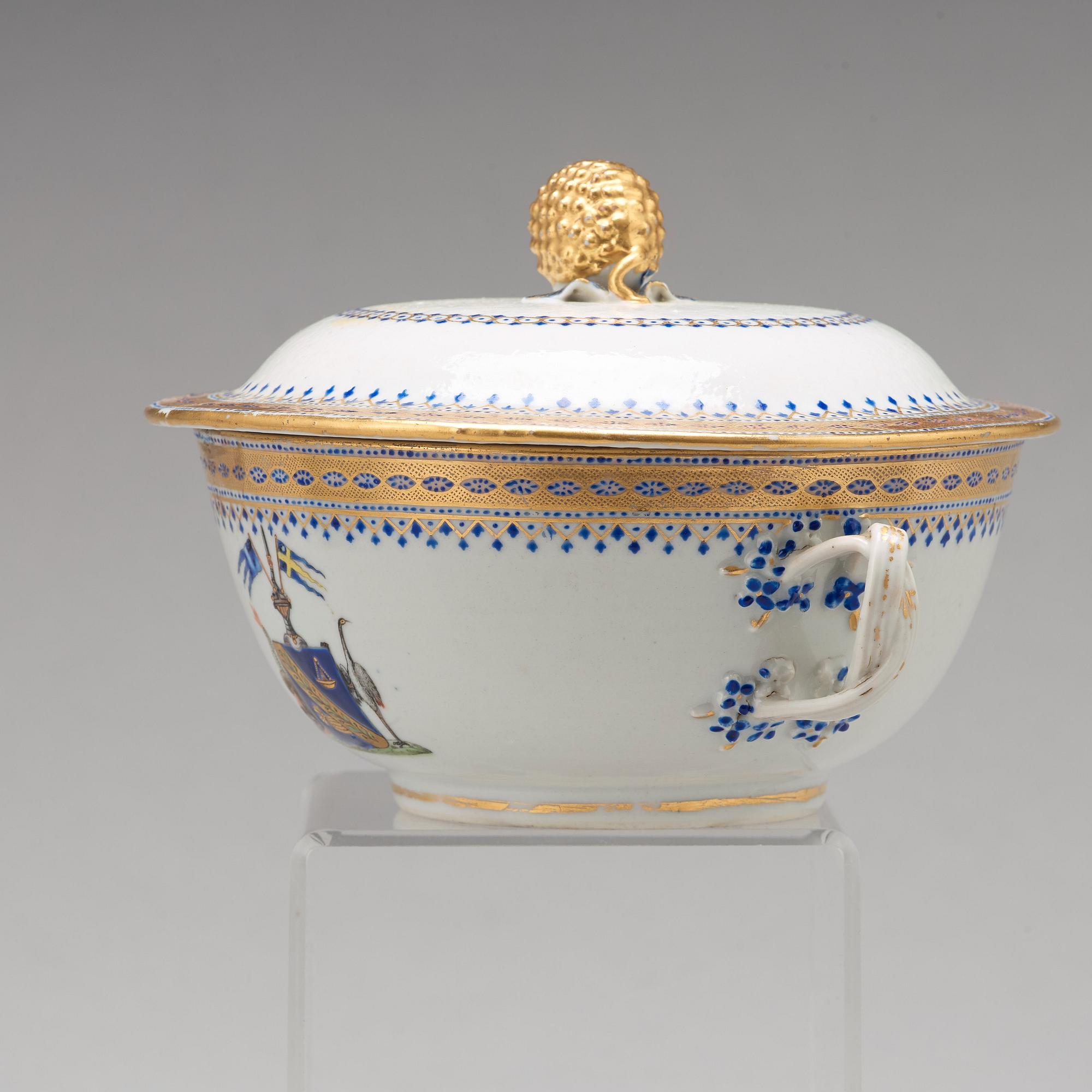 SKÅLFAT samt EQUELLE med LOCK, vapenporslin, Qingdynastin, Jiaqing 1796-1820.