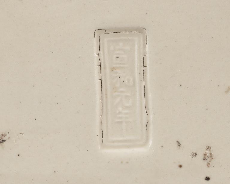 KUDDE, keramik. Song/Jin dynasty. Med sigillmärken med namnet på en familj samt årtal på kortsidorna.