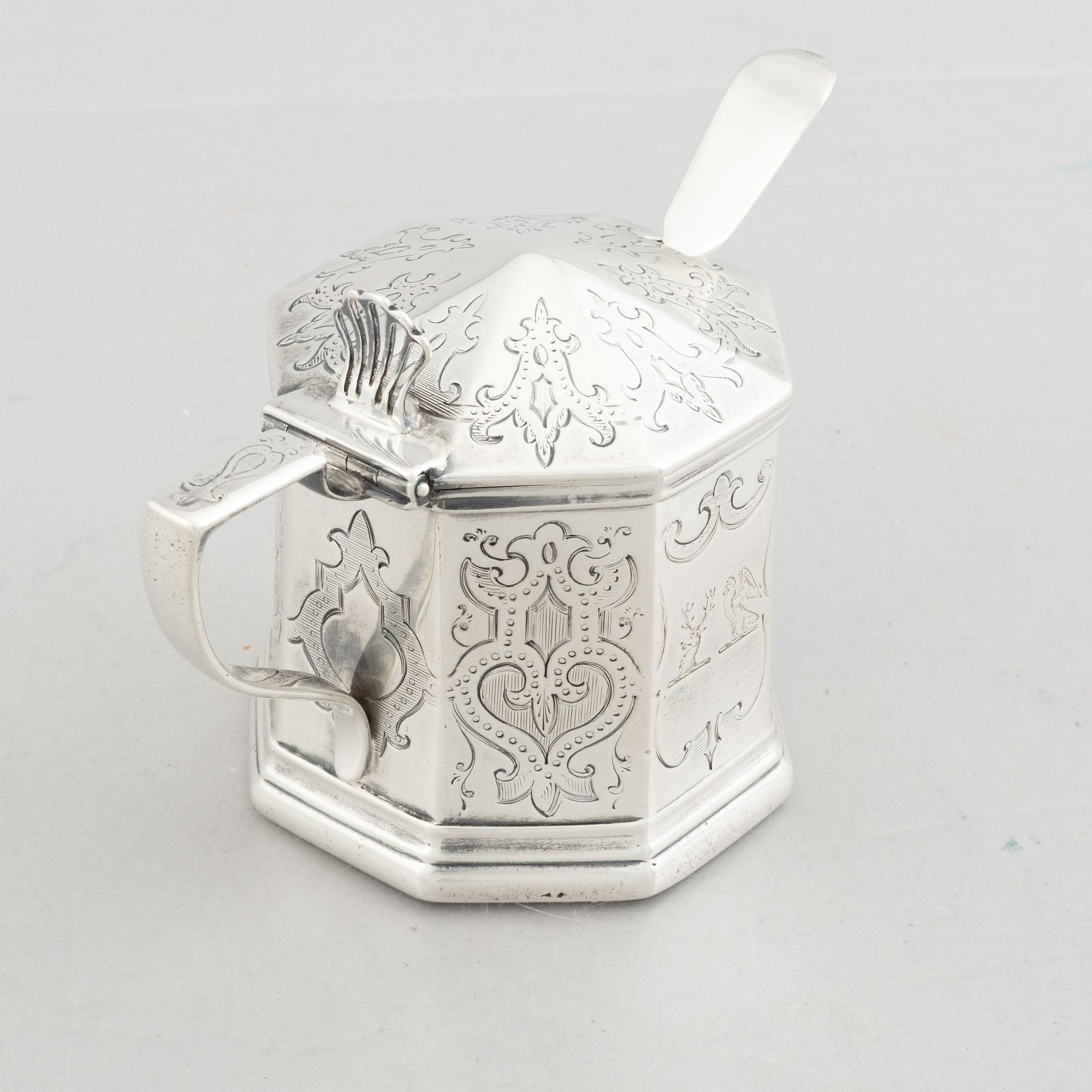 A silver mustard pot with blue glass and a spoon, Joseph I & Joseph II Angel, London 1849.