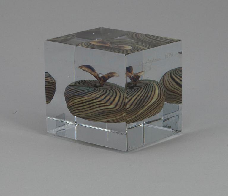 ÅRSKUB, glas, signerad Oiva Toikka, Nuutajärvi 1980, numrerad 566/1000.