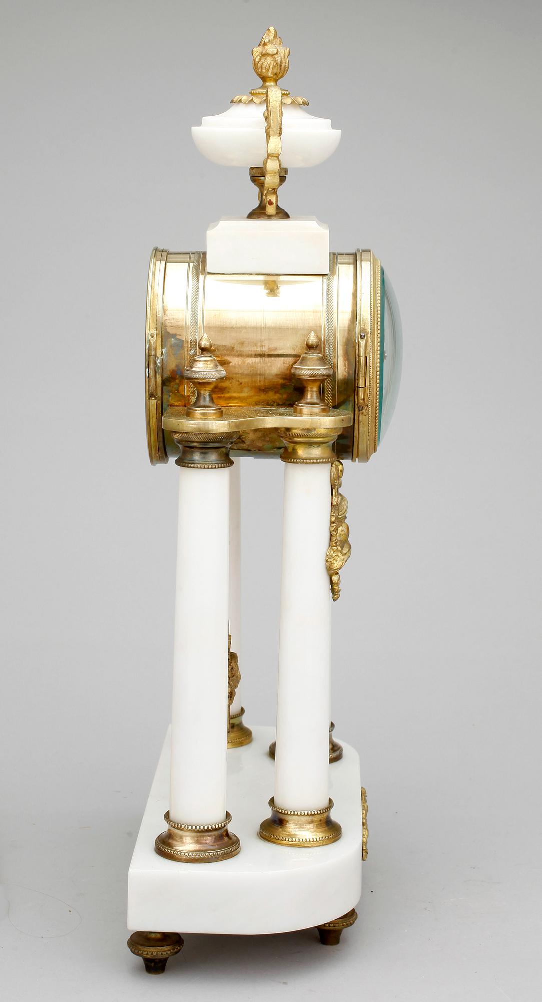 BORDSPENDYL, Louis XVI-stil, 1900-talets första hälft.