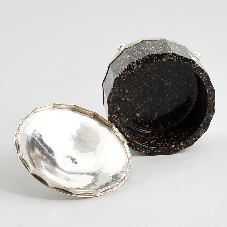 SMÖRASK, silver och Älvdalsporfyr, 1800-/1900-tal.
