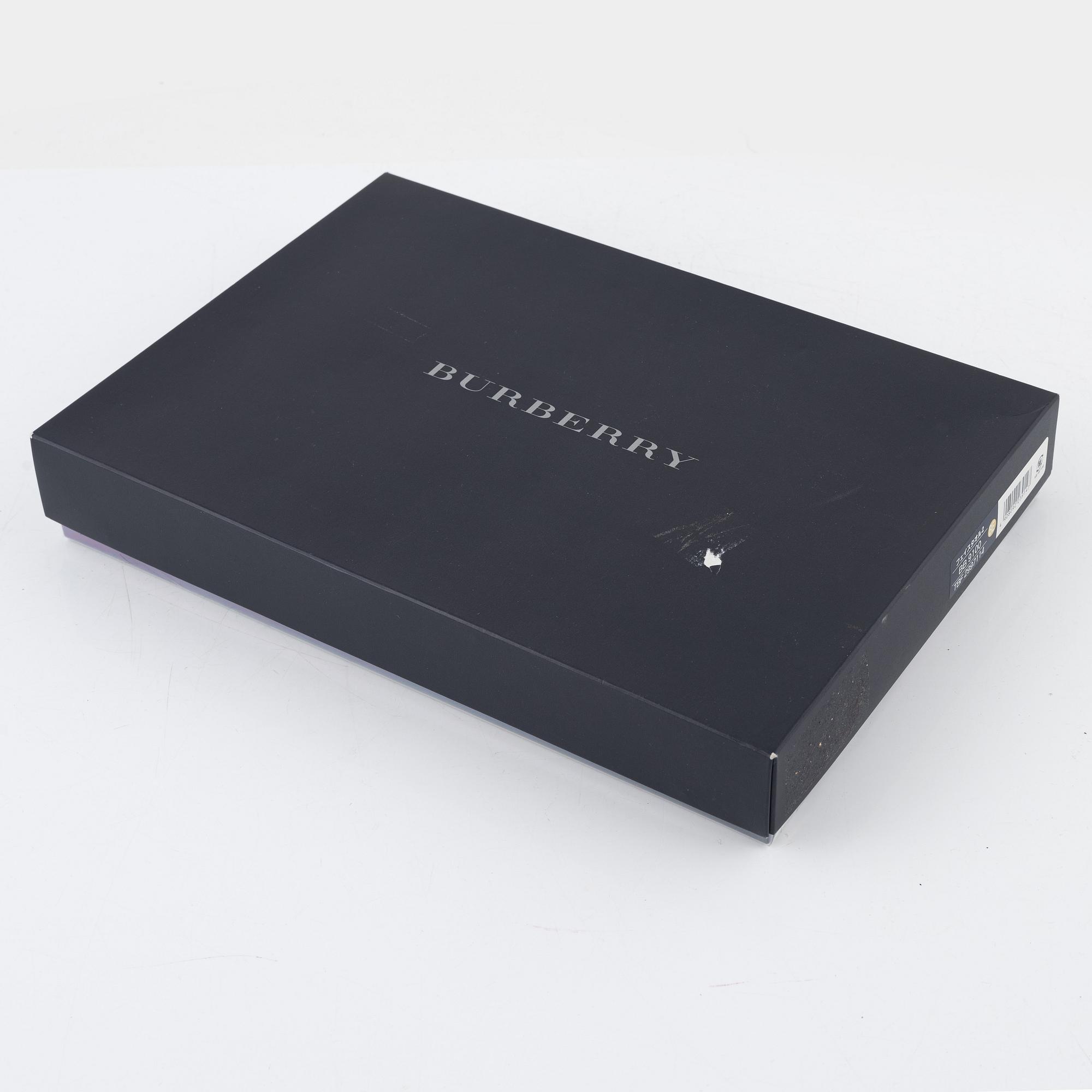Burberry, towels, one pair.