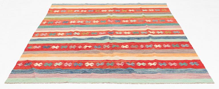 A kilim rug, ca 298 x 208 cm.