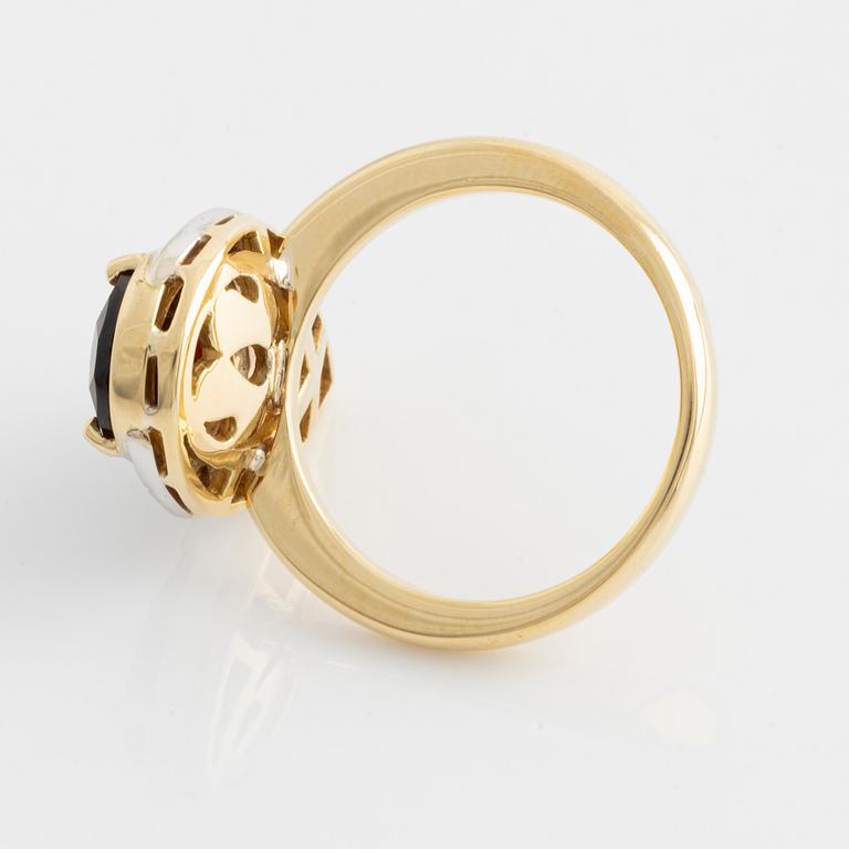 Ring med droppformad granat och briljantslipade diamanter.