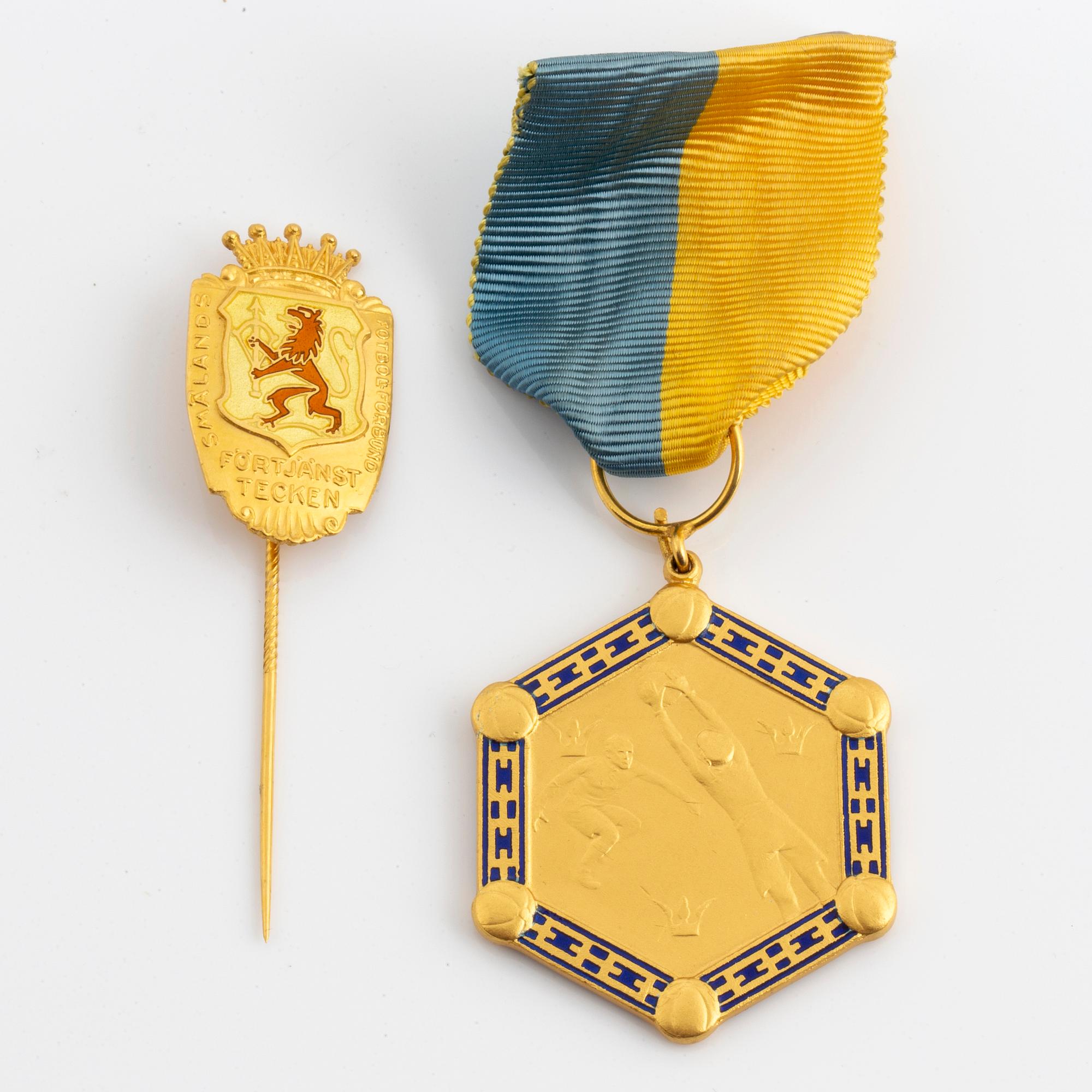 An 18 carat gold medal and a pin, for merit with in the Swedish football association.