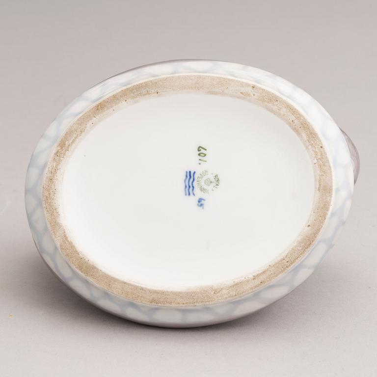 A porcelain bowl, Royal Copenhagen, Danmark 1889-1922.