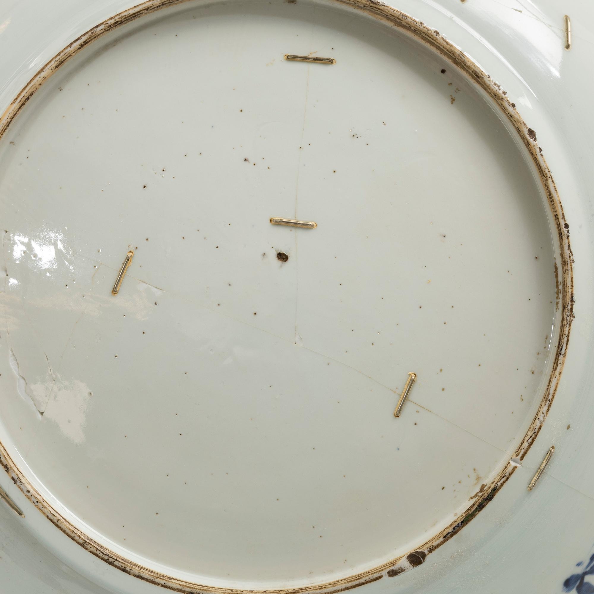 A group of three large Chinese blue and white porcelain dishes, Qing dynasty, Kangxi (1662-1722).