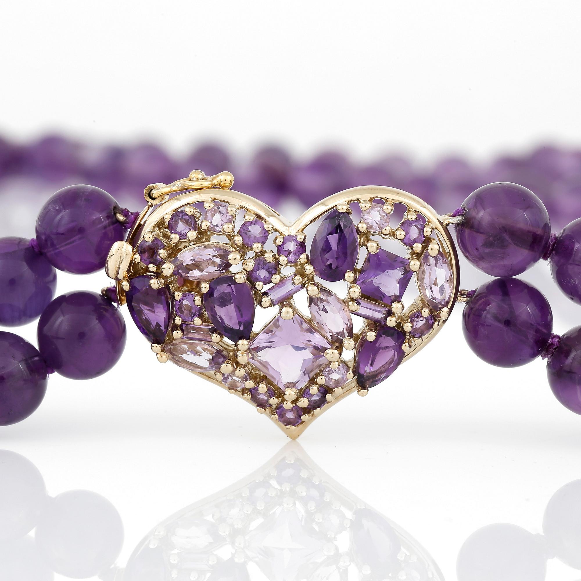 HALSBAND, med ametist kulor och fasetterade ametister.