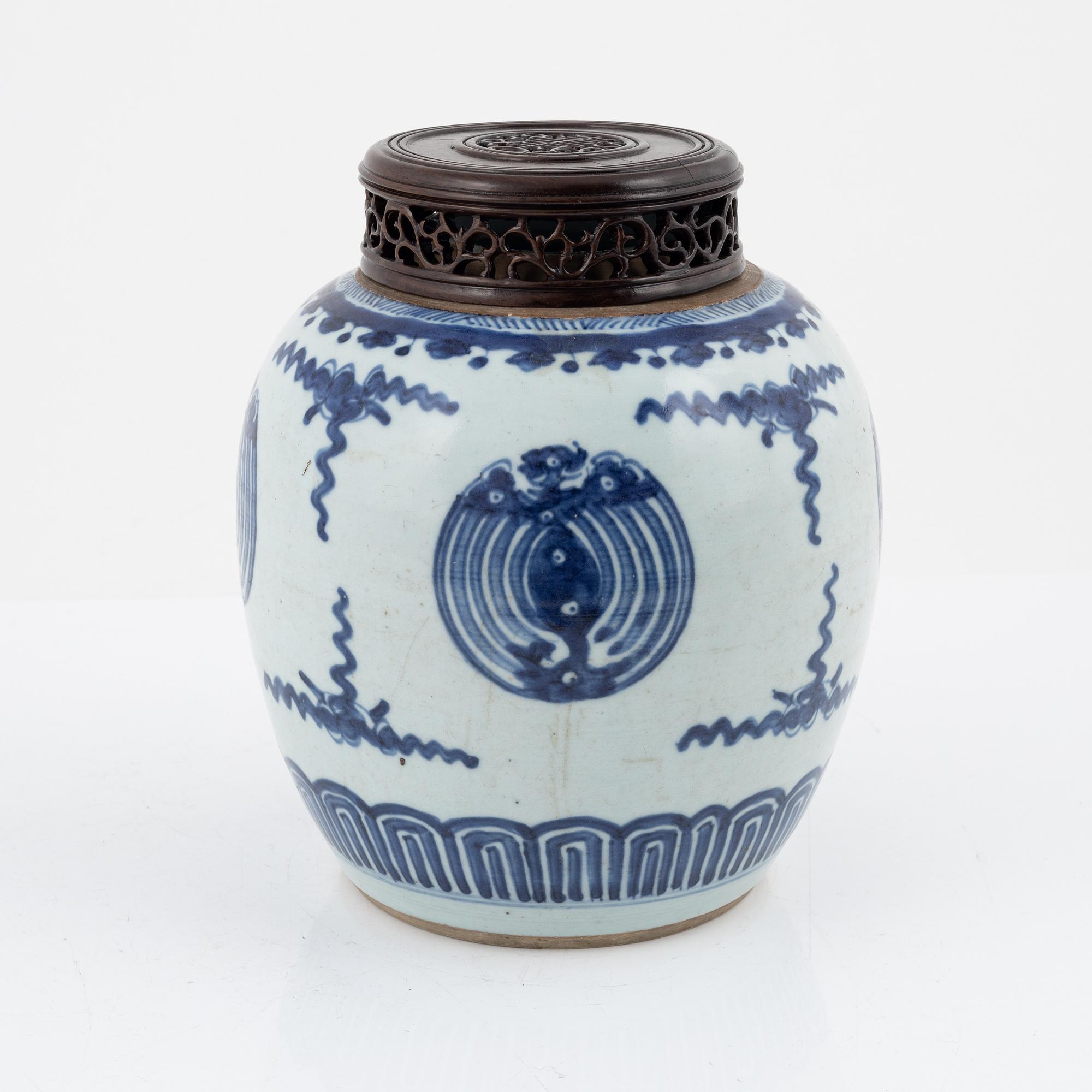 A blue and white jar, Qing dynasty, Kangxi (1662-1722).