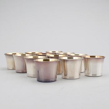 BÄGARE 12 st, silver, Torndahls juvelerare, Stockholm, bla 1966. Vikt ca 678 g.