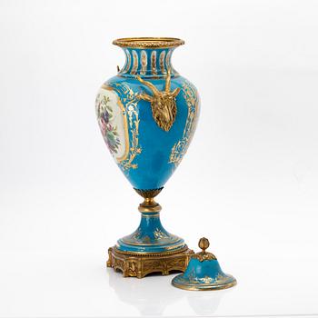 Urna med lock, porslin, Sevres-liknande märkning, omkring år 1900.