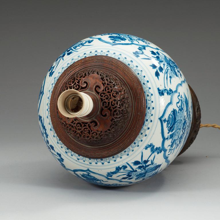 A blue and white jar, Qing dynasty, Kangxi (1662-1722).