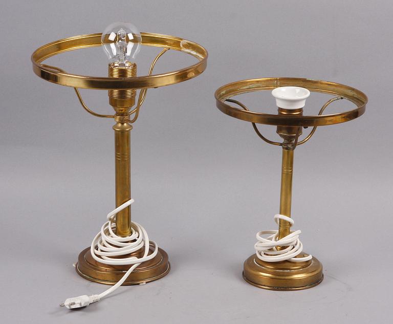 BORDSARMATURER, 2 st, mässing o glas. 1900-tal.