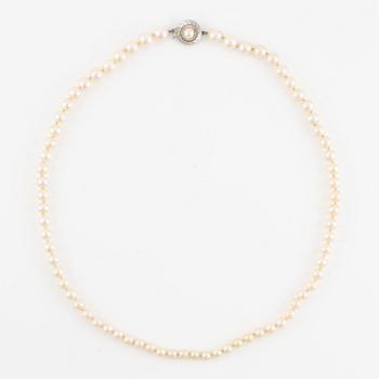 Necklace, with graduated cultured pearls.