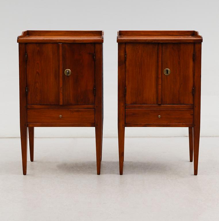 SÄNGBORD, 1 par, gustaviansk stil, 1900-talets början.
