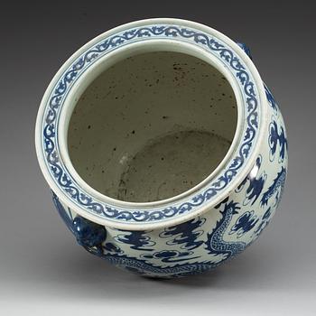 A blue and white fish basin, Qing dynasty.