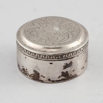 DOSA, silver, Gustaf Folcker, Stockholm, 1841. Vikt 85 g.