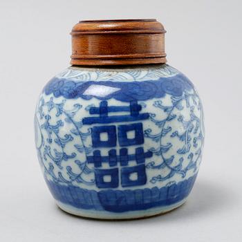 A blue and white jar and serving dish from the 18th and 19th century.