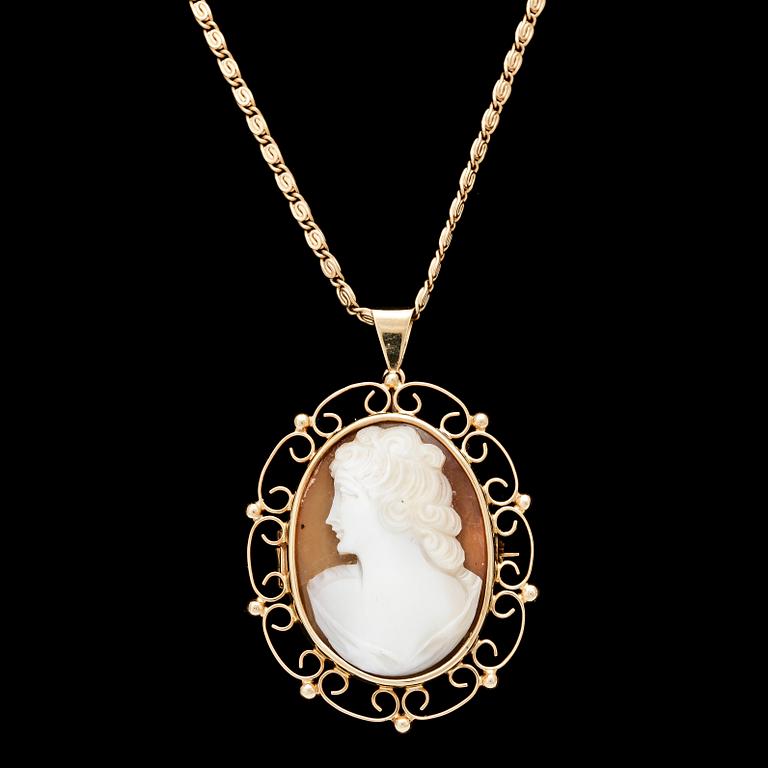 HÄNGE, 18 k guld med snäckskalskamé, Stockholm, 1951. Tot ca 11 g.