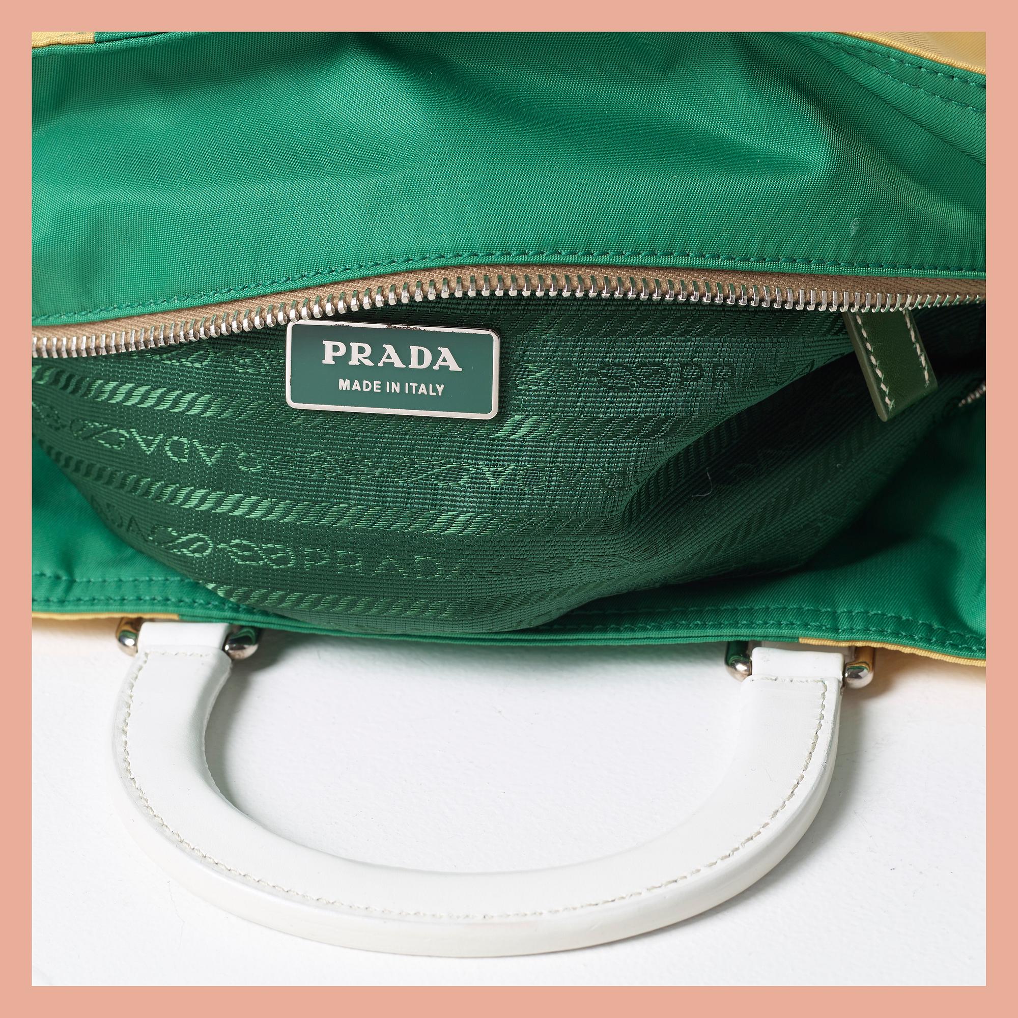 VÄSKA. Prada.