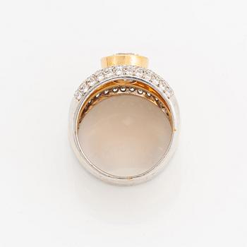 Ring med briljantslipade diamanter.