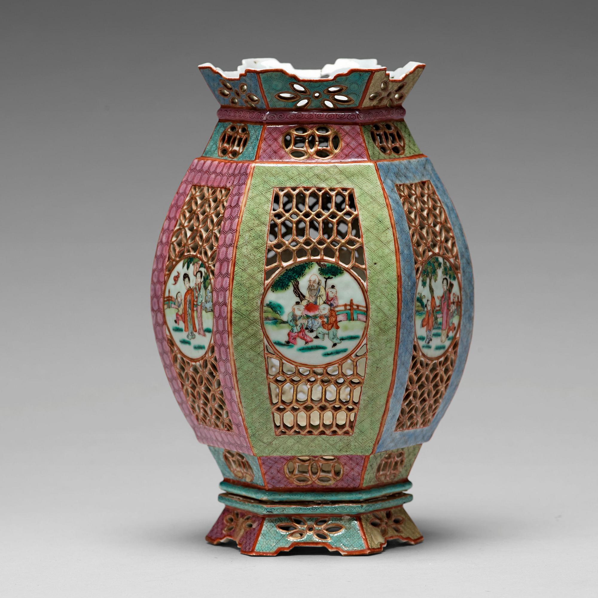 LYKTA med STÄLL, porslin. Qingdynastin, 1800-tal.