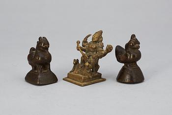 A set of three bronze figures. Qing dynasti (1644-1914).