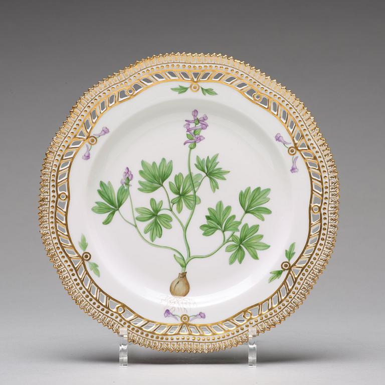 DESSERTTALLRIKAR, 12 stycken, porslin. "Flora Danica", Royal Copenhagen, Danmark, 1900-tal.