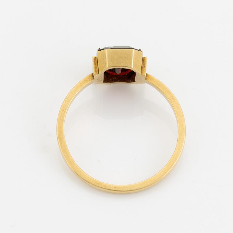 Wiwen Nilsson, Ring, 18K guld med fasettslipad röd sten, Lund 1940.