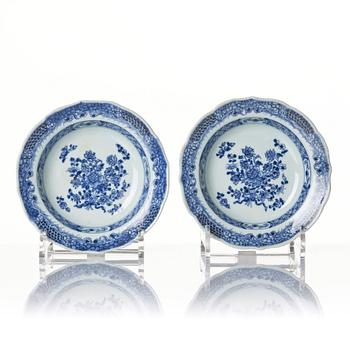 A blue and white bowl and six dessert dishes, Qing dynasty, Qianlong (1736-95).