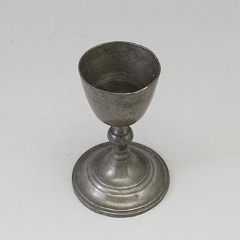 AN 18TH CENTURY PEWTER CHALICE.