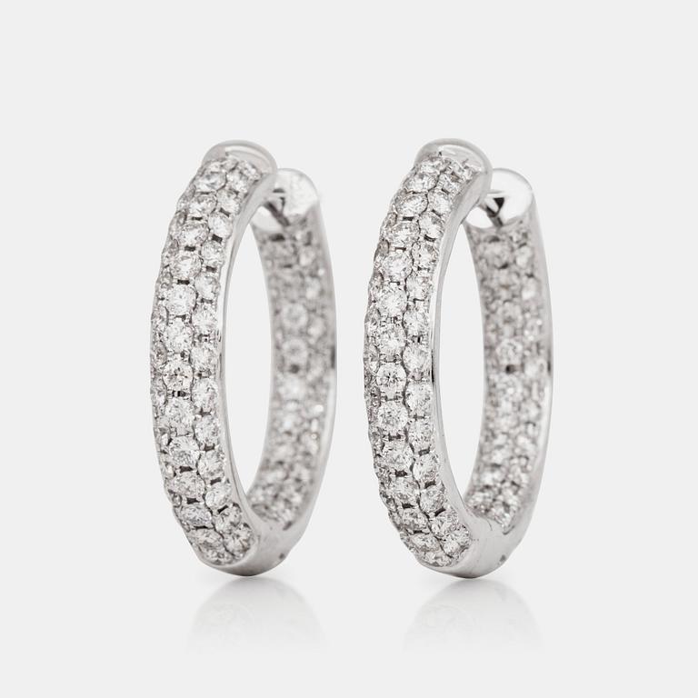 ÖRHÄNGEN, creoler med briljantslipade diamanter, 2.48 ct enligt gravyr.