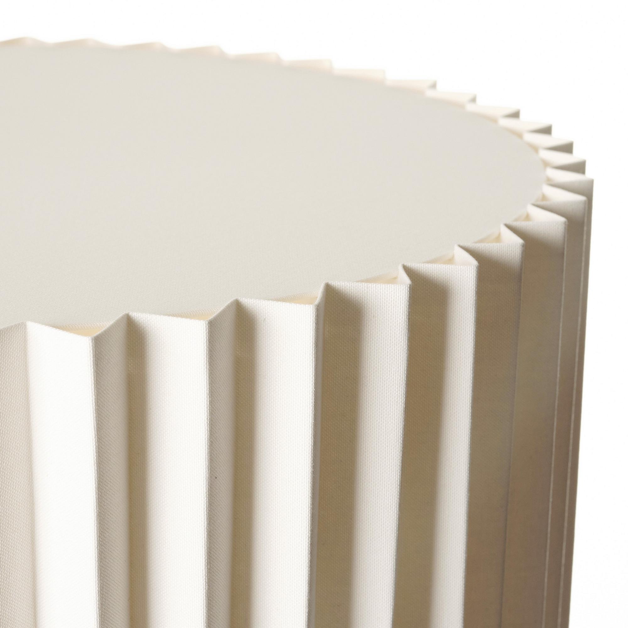 FOLKFORM, "L árt Plisse no 1", Formstudie i vitt, bords-/golvlampa, Studio Folkform, 2022.