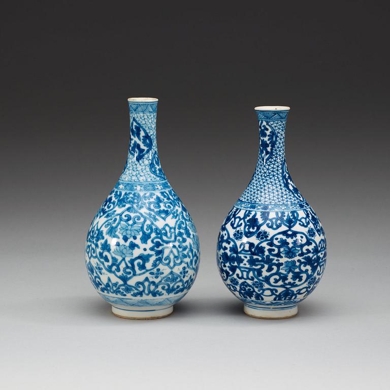 VASER, två stycken, porslin. Qing dynastin, 1700-tal.